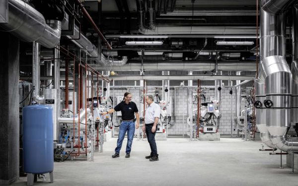 A sophisticated energy solution developed by ewz supplies environmentally friendly heating and cooling to the ice hockey stadium and the Altstetten and Höngg energy network. This combination results in extremely high efficiency, reliability and sustainability.